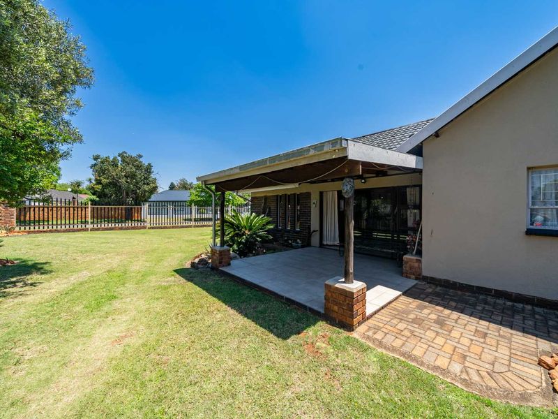 Spacious Family Home with Expansive Garden and Pool in Parkrand** - Photo 8