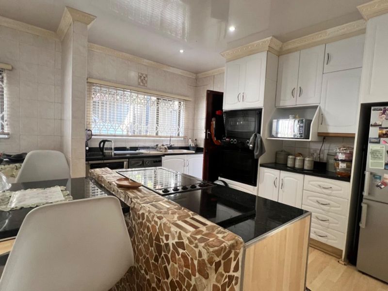 Family Living Made Easy: 4 Beds, 2 Baths, Plus Play Area - Photo 4