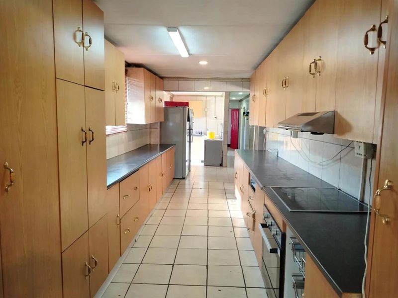 Spacious 5-Bedroom Family Home in a Secure Boomed-Off Area - Photo 5