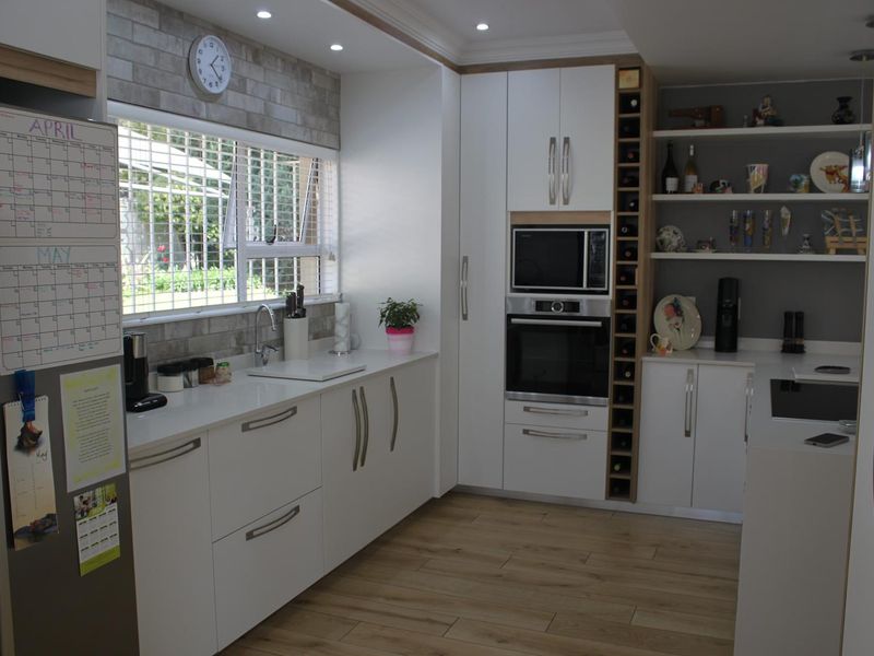 Modern Elegance Meets Timeless Luxury – Stunning 4-Bedroom Home with Pool, Cottage & Study for Sale in Bedfordview - Photo 7