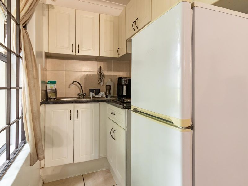 Studio Apartment in the heart of Rondebosch. - Photo 5