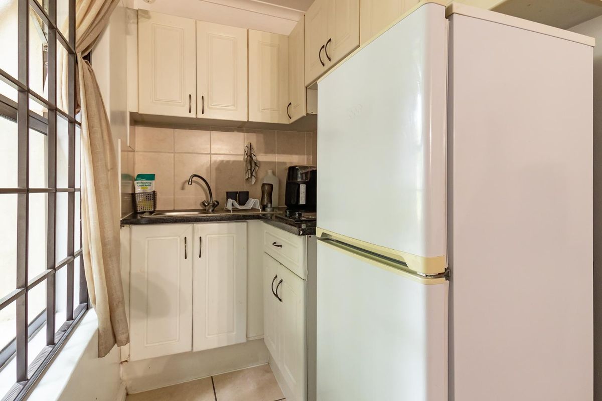 Studio Apartment in the heart of Rondebosch. - Photo 5