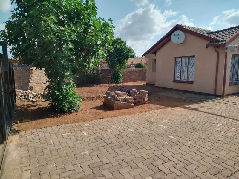 3 bedrooms corner house for sale in Rosslyn - Photo 3