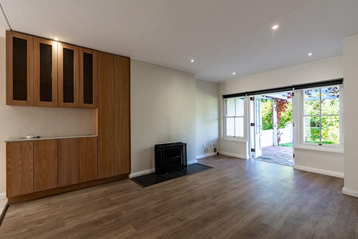 Beautifully Renovated 2-Bedroom Apartment in La Petite Provence Estate - Photo 2
