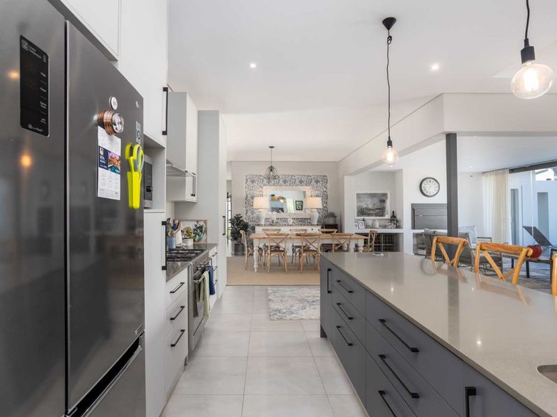 Magnificent Four-Bedroom Home to Rent on Val de Vie Estate, Offered Fully Furnished - Photo 3