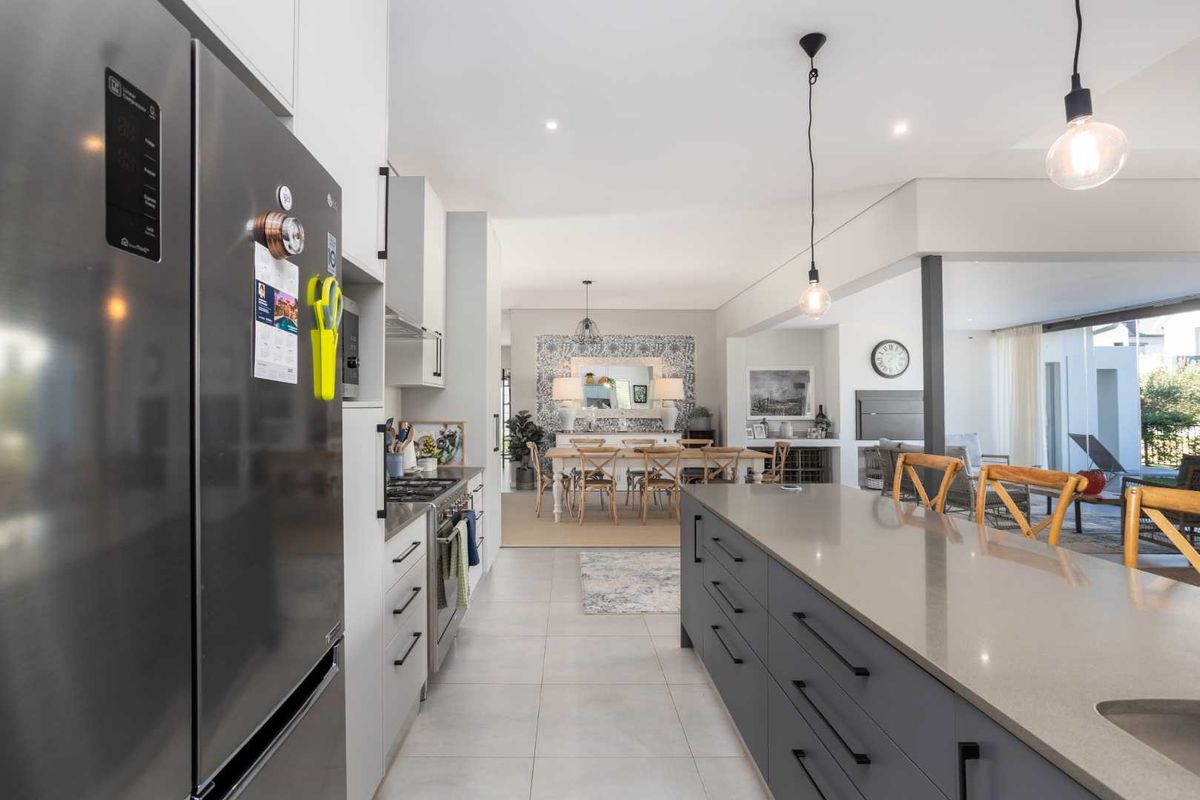 Magnificent Four-Bedroom Home to Rent on Val de Vie Estate, Offered Fully Furnished - Photo 3