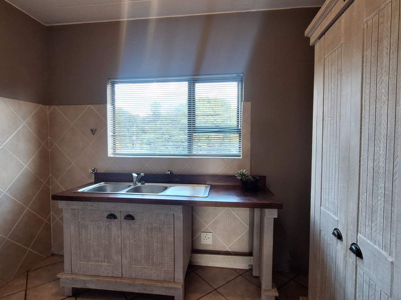 Beautiful 3 Bedroom Townhouse With Loft - Photo 5