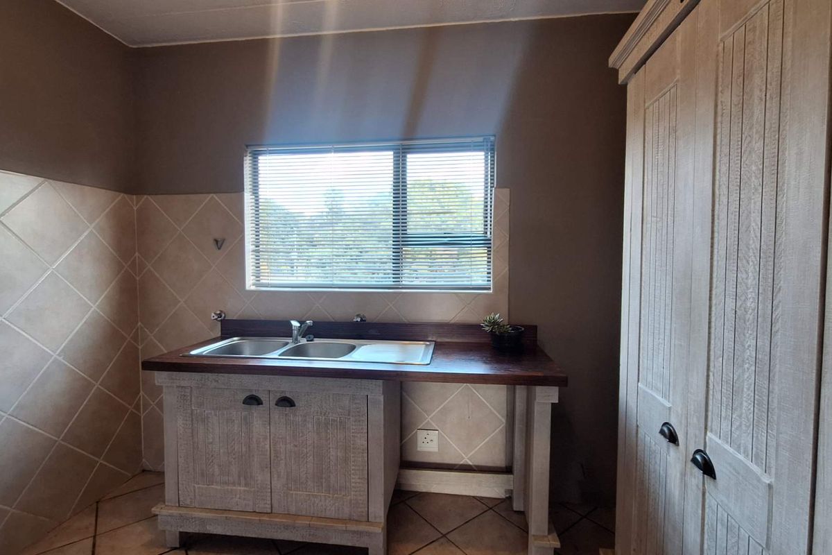 Beautiful 3 Bedroom Townhouse With Loft - Photo 5