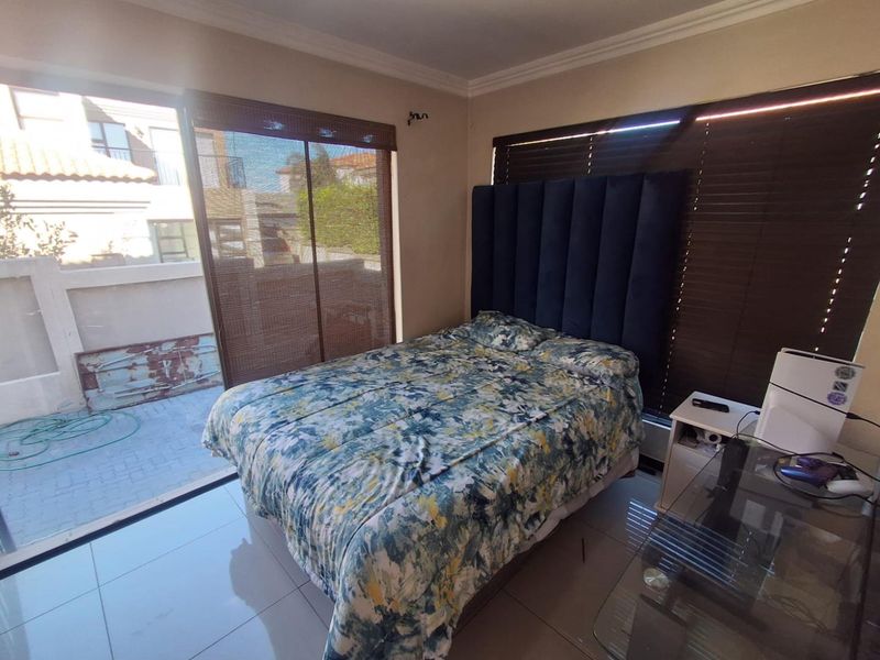 LUXURY, SECURITY AND STYLE IN DISTINGUISHED BASSONIA ROCK ESTATE - Photo 9