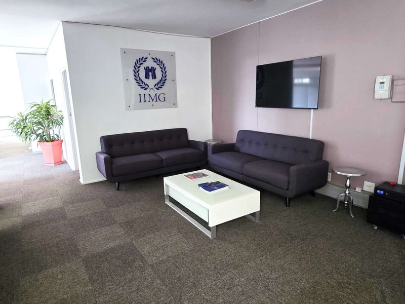 Beautiful Ground Floor Office in Westlake - Photo 1