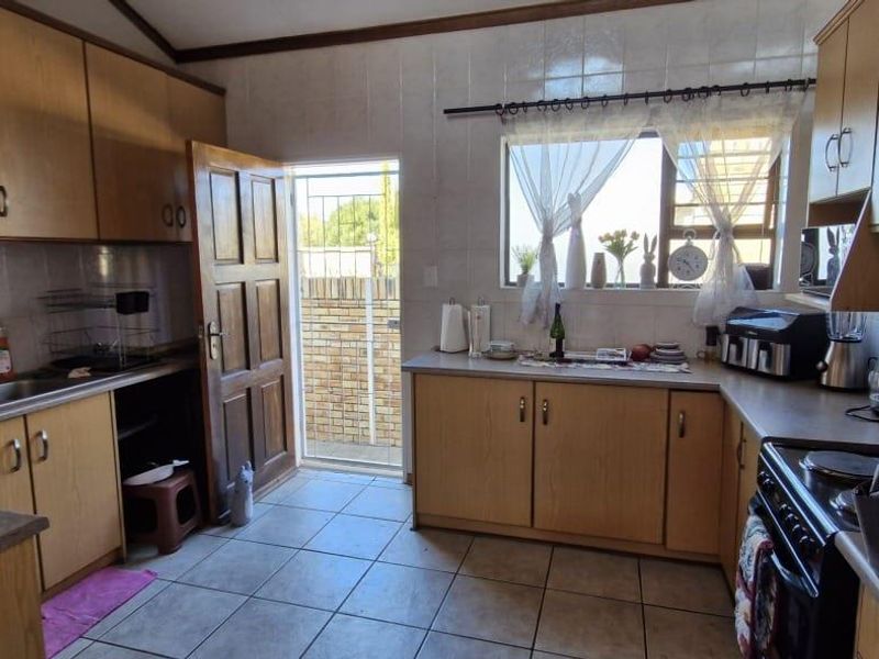 Modern 2 Bedroom Townhouse in Popular Langenhovenpark - Photo 2