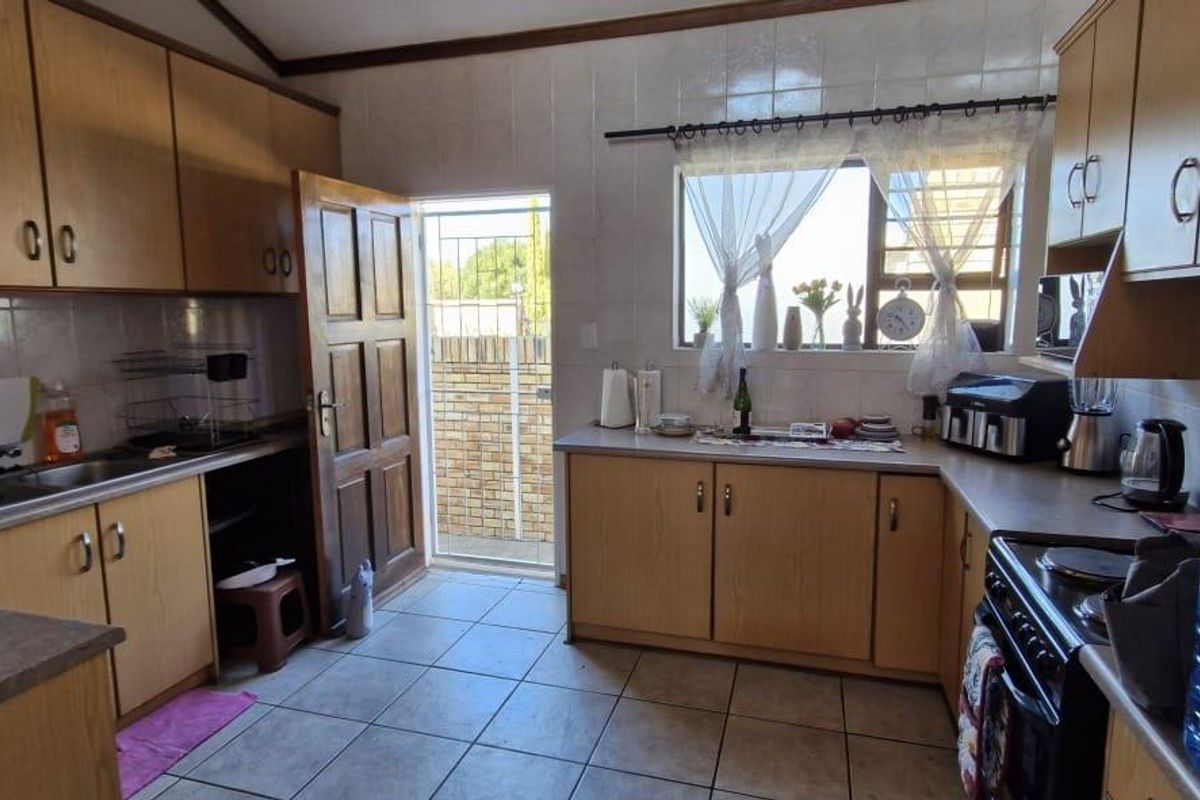 Modern 2 Bedroom Townhouse in Popular Langenhovenpark - Photo 2