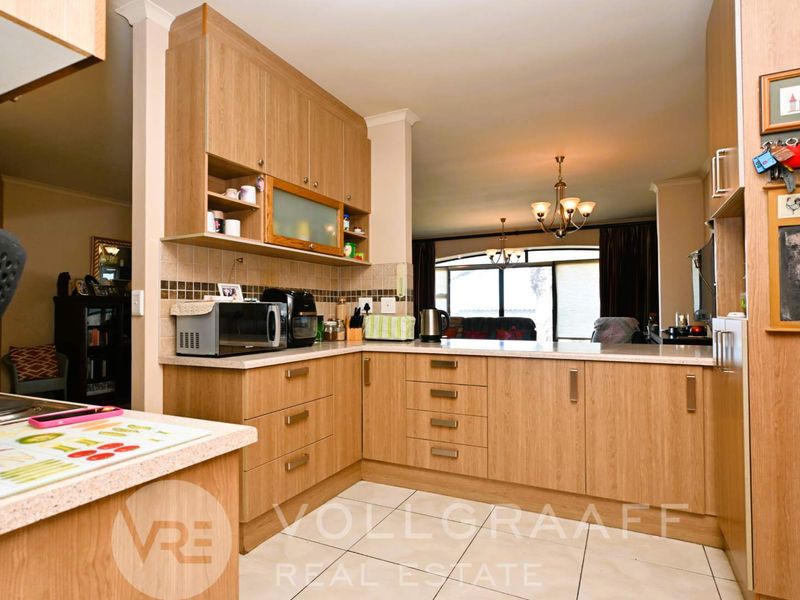 Well Kept Family Home - Photo 4