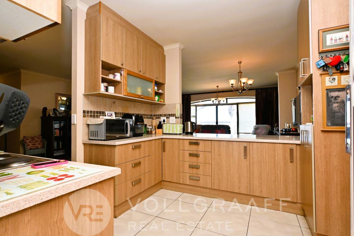 Well Kept Family Home - Photo 4