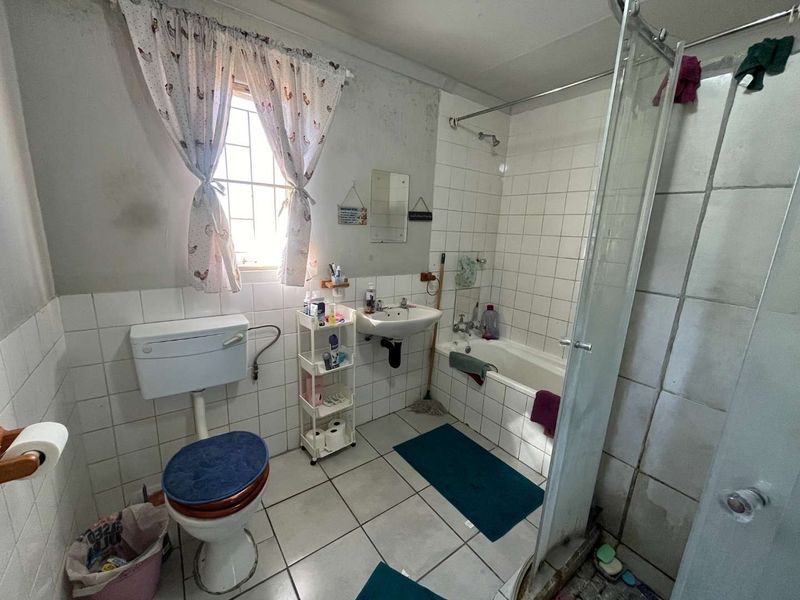 3 Bedroom House with Flat for Sale in Blydeville - Photo 7