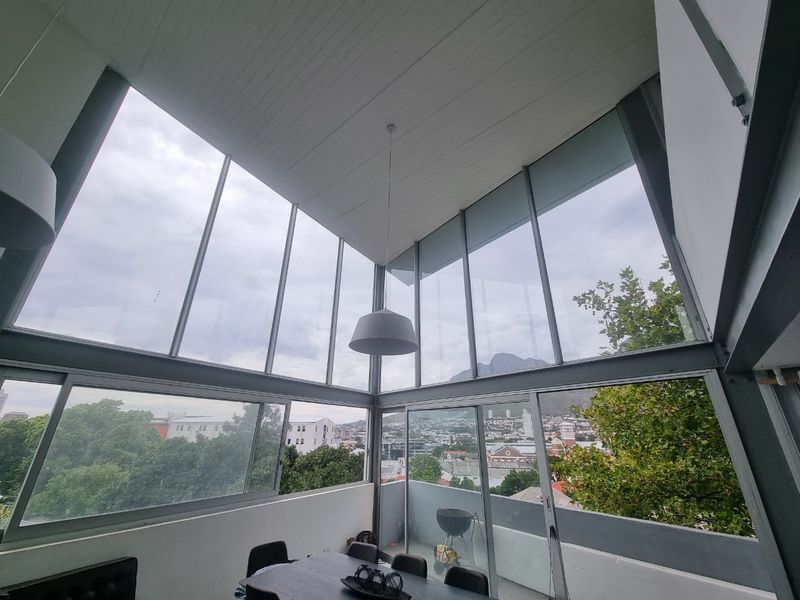 Unfurnished Two Bedroom Penthouse To Rent in Tamboerskloof! - Photo 2