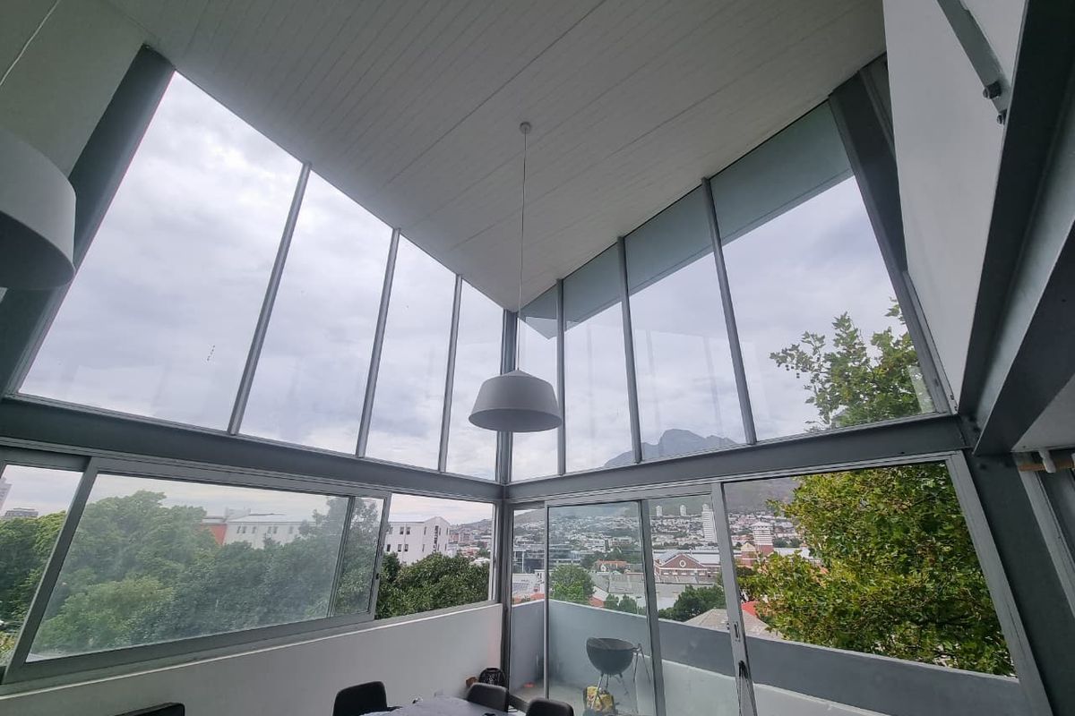 Unfurnished Two Bedroom Penthouse To Rent in Tamboerskloof! - Photo 2