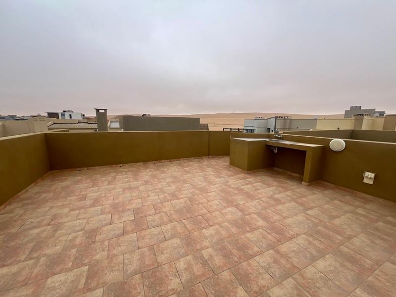 **Charming Double-Story Home with Scenic Views in Long Beach** - Photo 5
