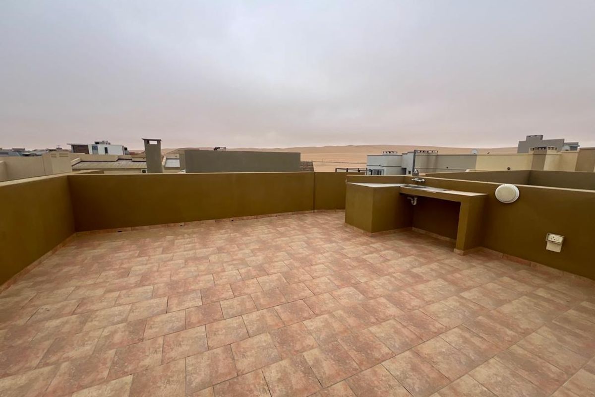 **Charming Double-Story Home with Scenic Views in Long Beach** - Photo 5
