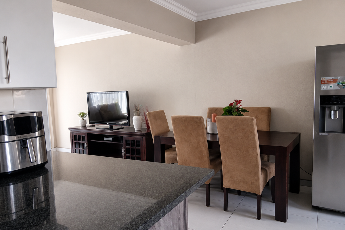 Open-Plan Living & Pet-Friendly Garden in a 24 Hr Secure Duplex! - Photo 2