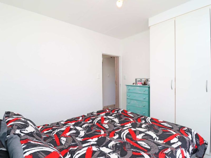 Neat Ground Floor Unit with Private Garden - Photo 3