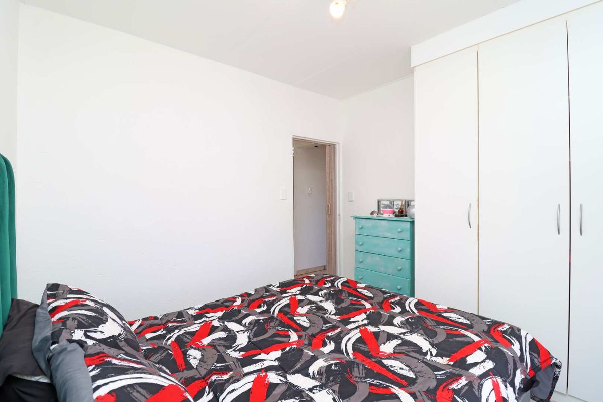 Neat Ground Floor Unit with Private Garden - Photo 3