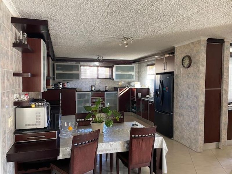 Luxurious 8-Bed Mansion: Your Dream B&B Awaits - Photo 2