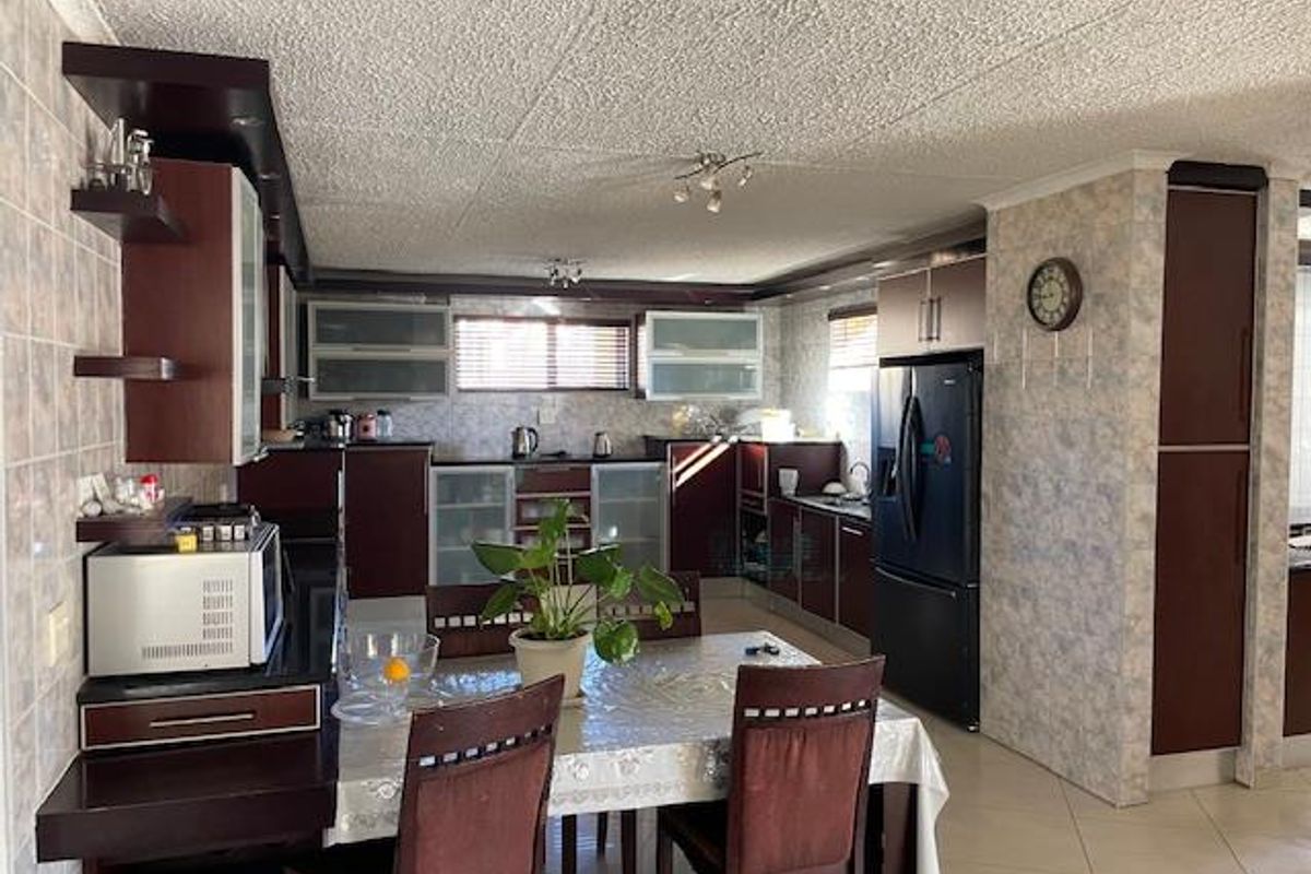 Luxurious 8-Bed Mansion: Your Dream B&B Awaits - Photo 2