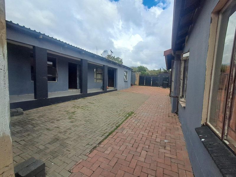 3 BEDROOM HOUSE WITH 6 FLATLETS IN EBONY PARK EXT 6 - Photo 9