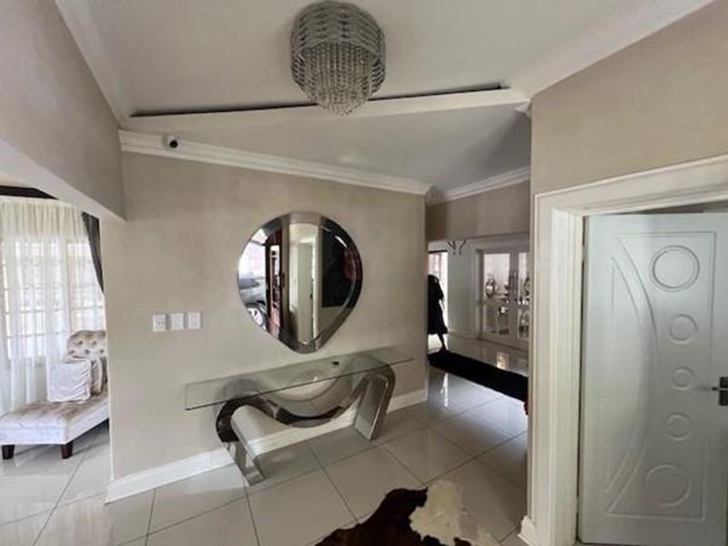 Large Semi-Double Storey Residential Dwelling - Photo 9