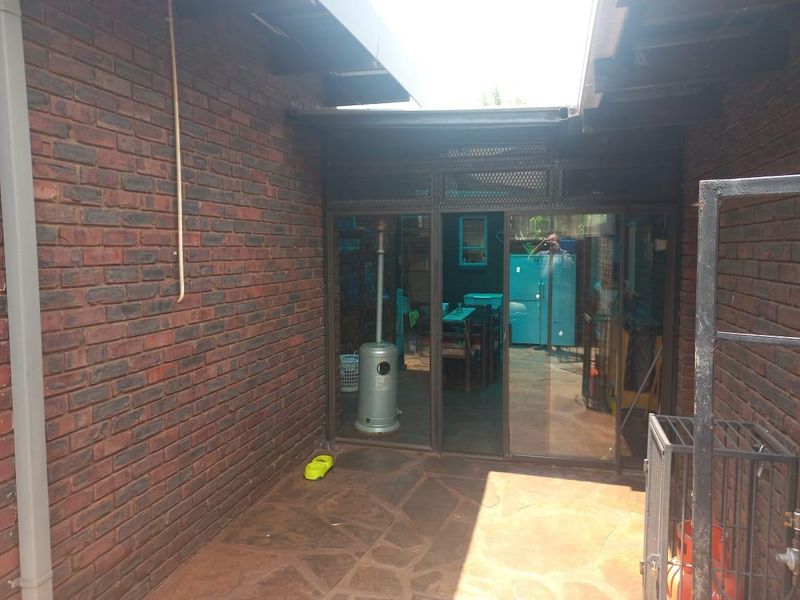 CHARMING FAMILY HOME IN THE HEART OF LYTTELTON MANOR!! - Photo 10