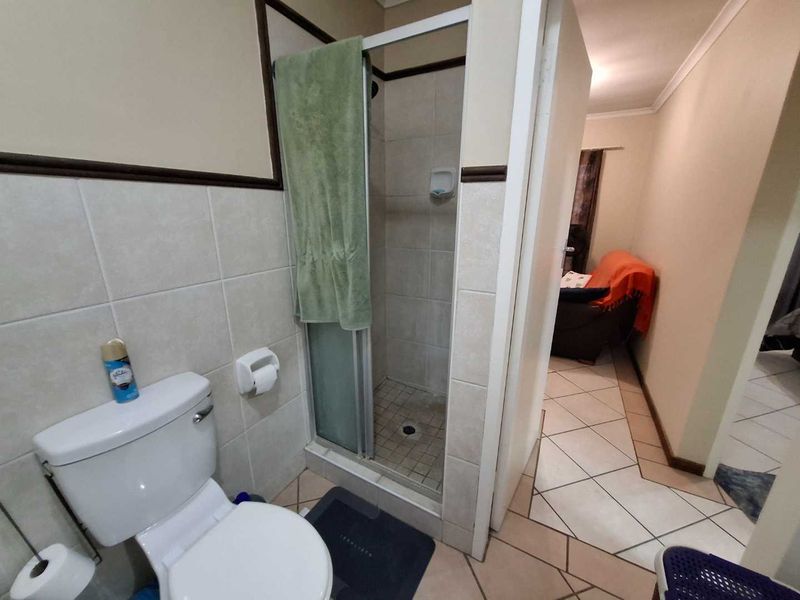 Lovely 2 bedroom Top unit in Equestria Estate - Photo 10