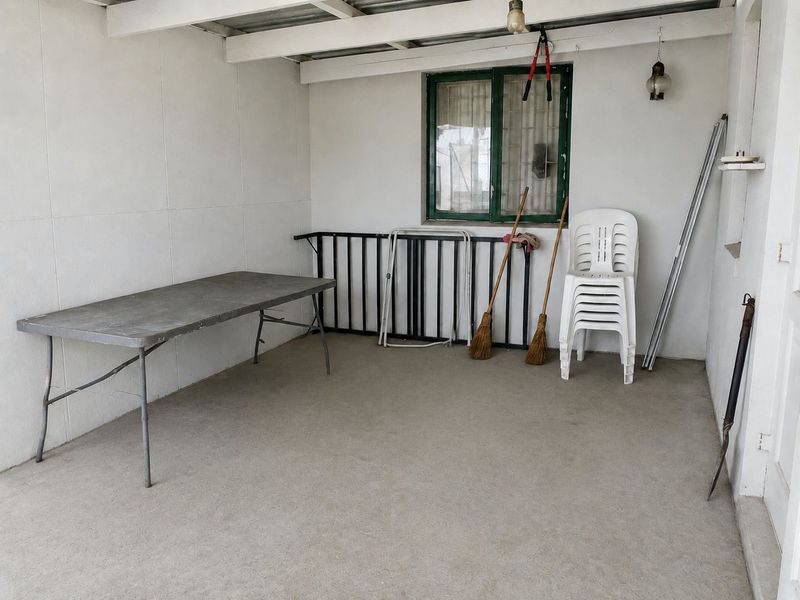 Three-bedroom Home with mountain views and flatlet potential - Photo 10