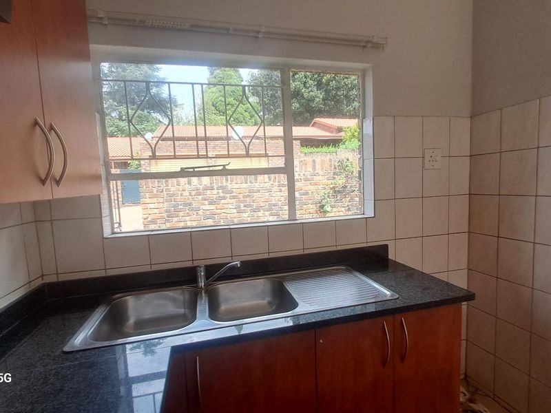 3 Bedroom Simplex in a pet friendly complex - Photo 10