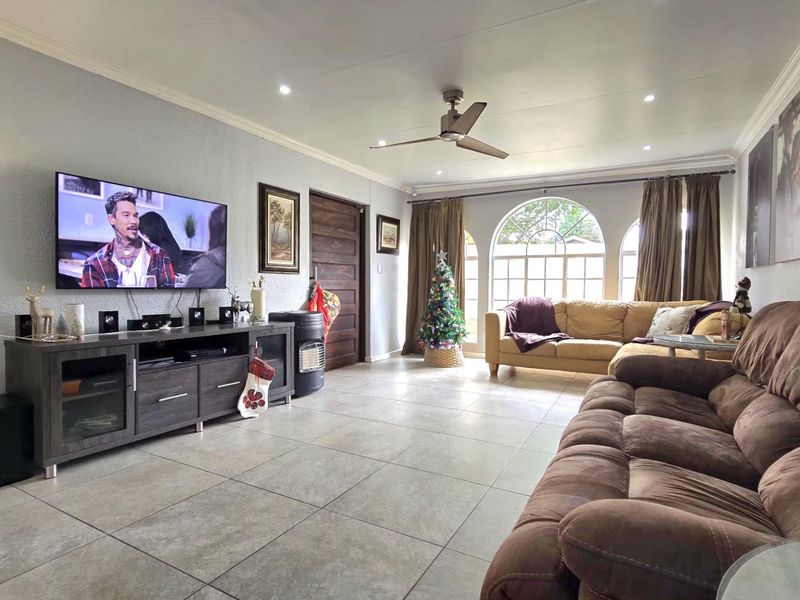 4 Bedroom House for Sale in Verwoerdpark - Photo 3