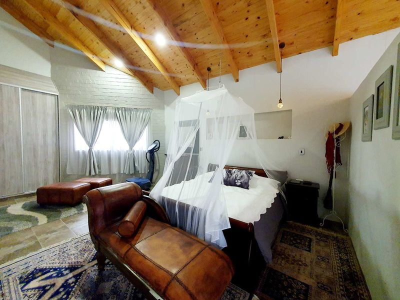 We offer this extraordinaire house for sale in Henties Bay. - Photo 6