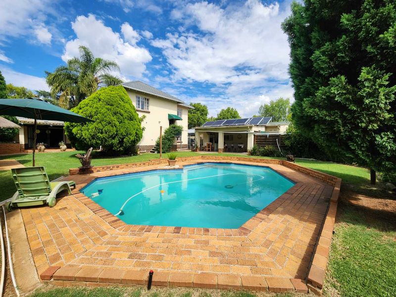 RARE AND HIGHLY DESIRABLE FAMILY HOME WITH FLAT, OFFICE, POOL & 10KVA SOLAR - Photo 3