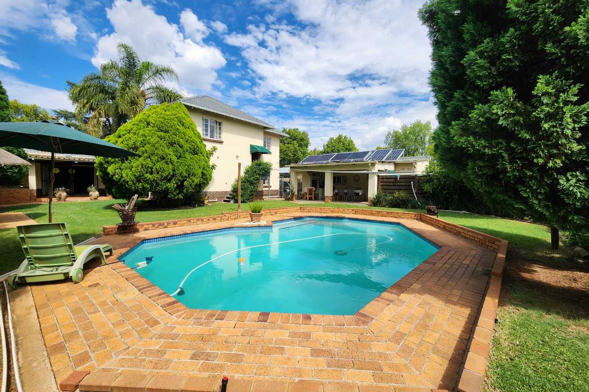 RARE AND HIGHLY DESIRABLE FAMILY HOME WITH FLAT, OFFICE, POOL & 10KVA SOLAR - Photo 3