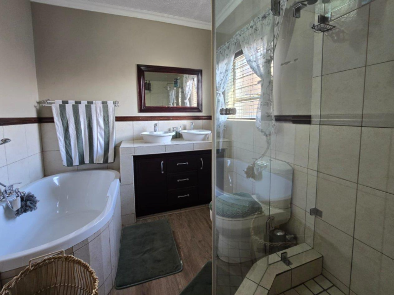 Best Value in Reyno Ridge – Family Home with Flatlet on 1 994m2 Stand - Photo 10