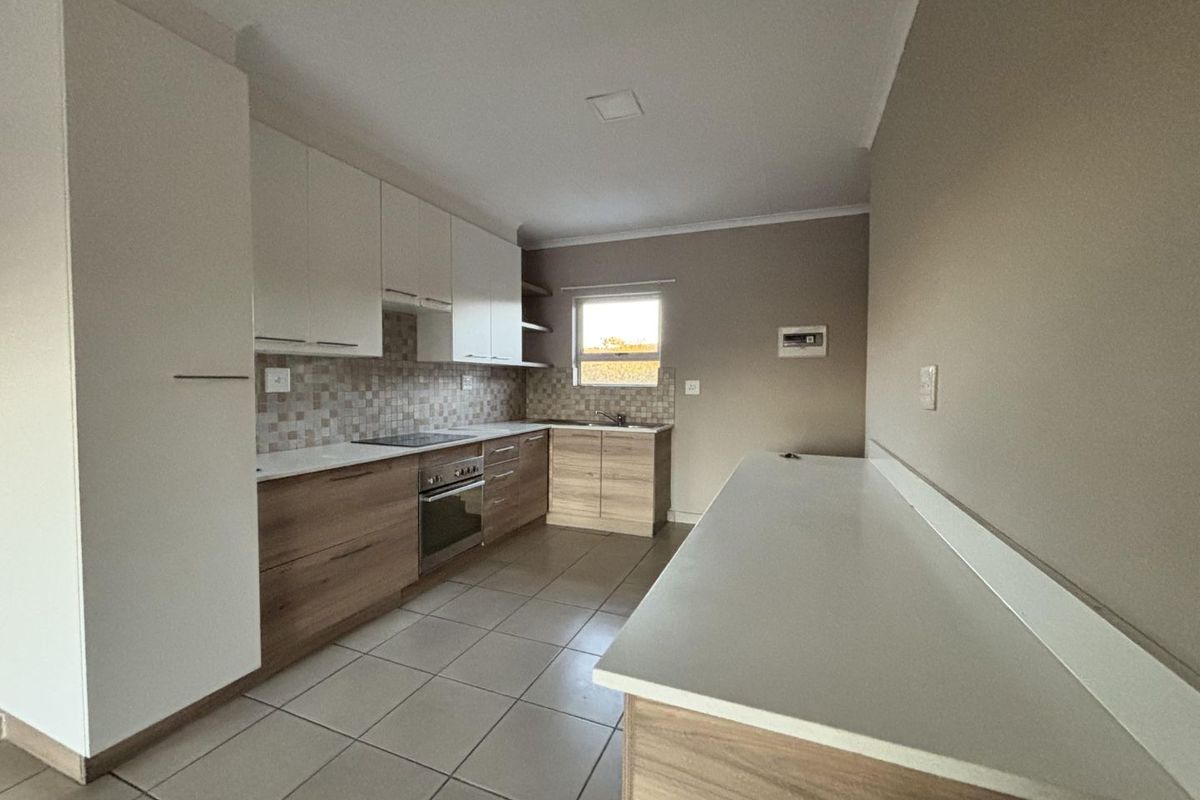 Modern apartment in a secure complex. - Photo 2