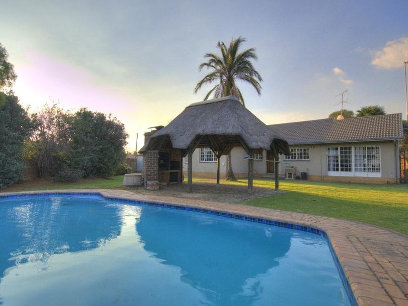 Immaculate Family home with offices in prime position! - Photo 4