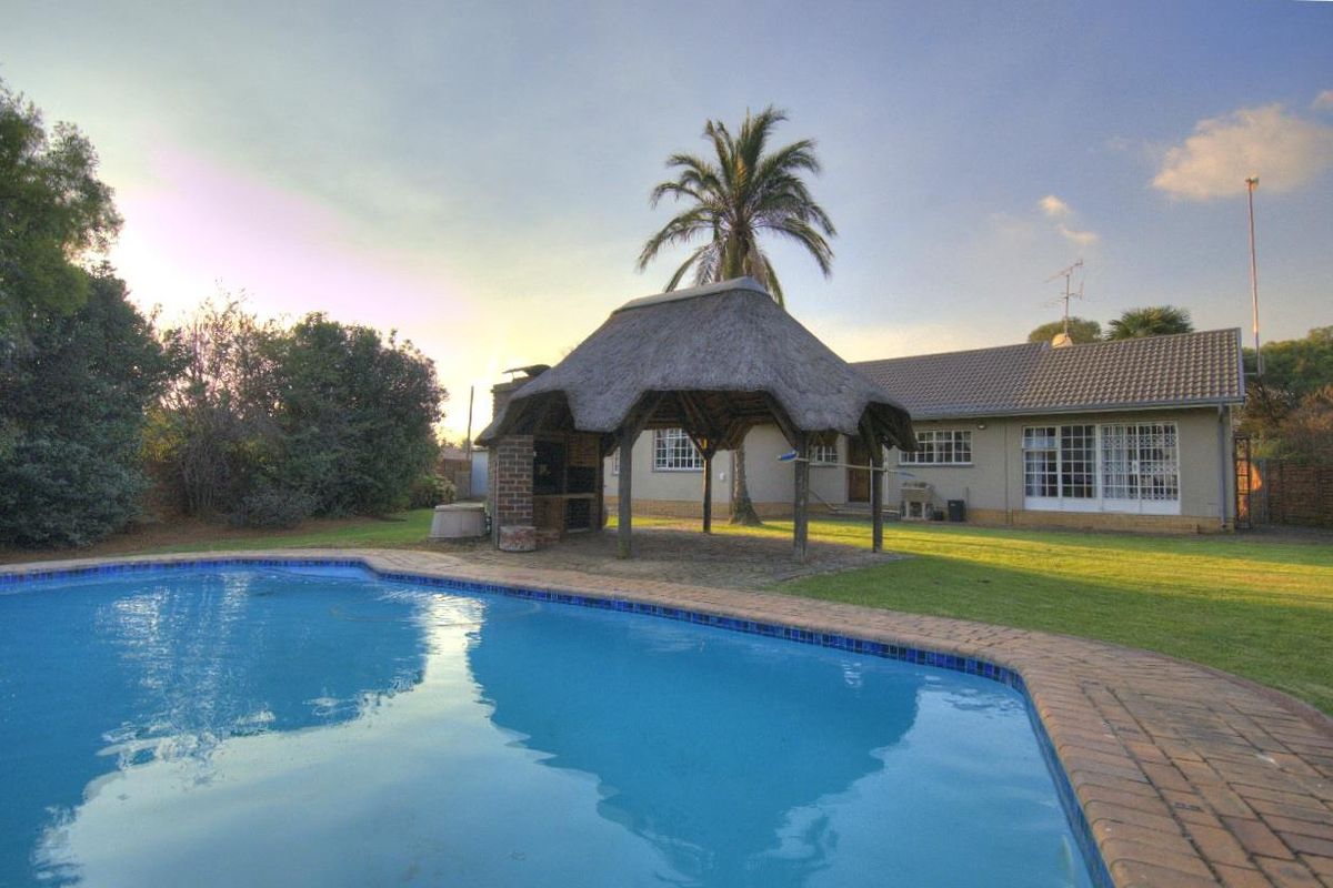 Immaculate Family home with offices in prime position! - Photo 4