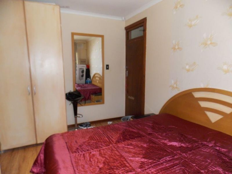 Spacious Five-Bedroom Home with Flatlet in Kharwastan - Photo 9