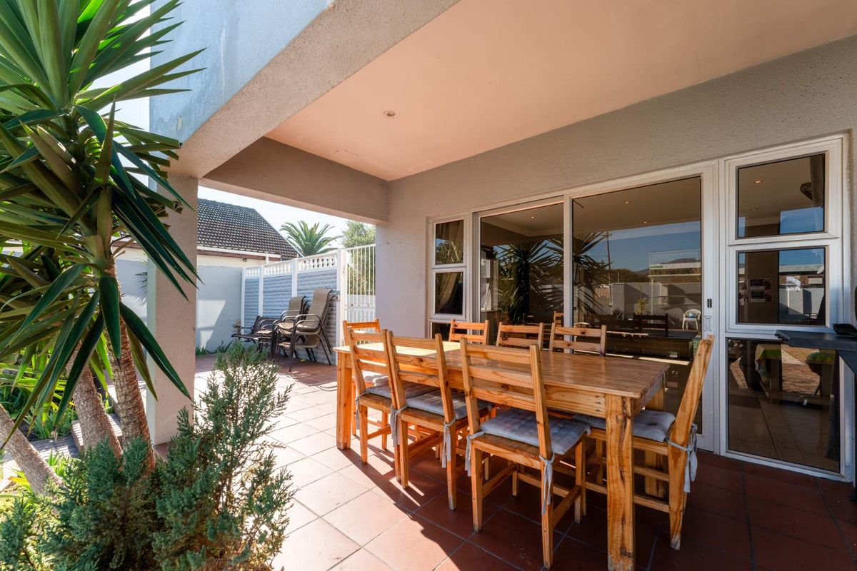 Versatile Dual-Dwelling Home with Pool & Entertainment Area in the Heart of Plumstead - Photo 5