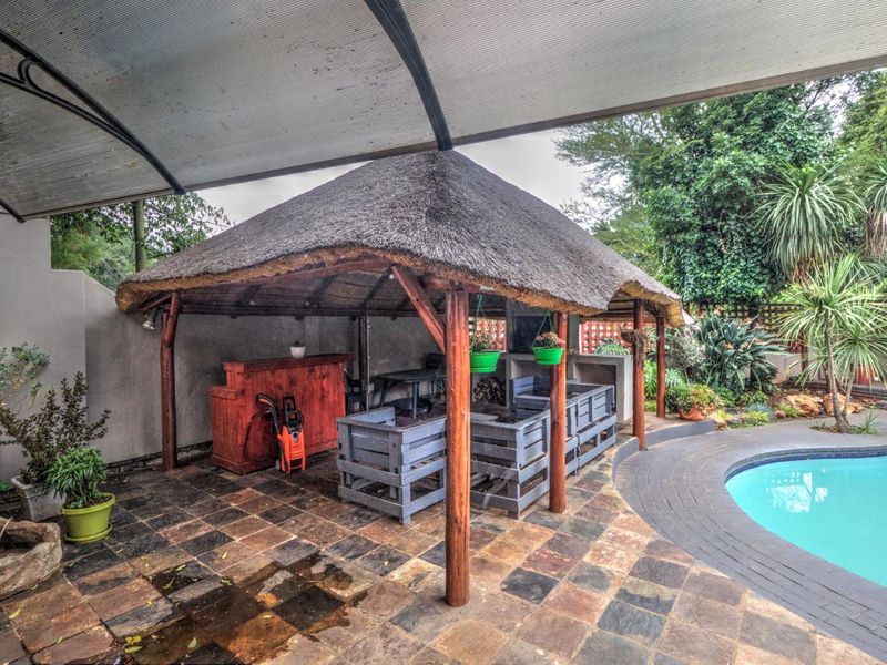 Spacious Family Home with Pool, Study and Entertainment Area - Photo 5