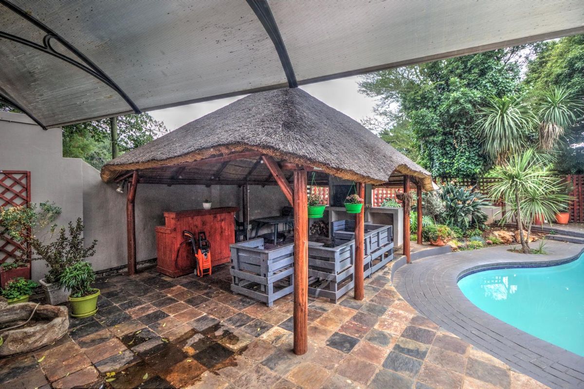 Spacious Family Home with Pool, Study and Entertainment Area - Photo 5