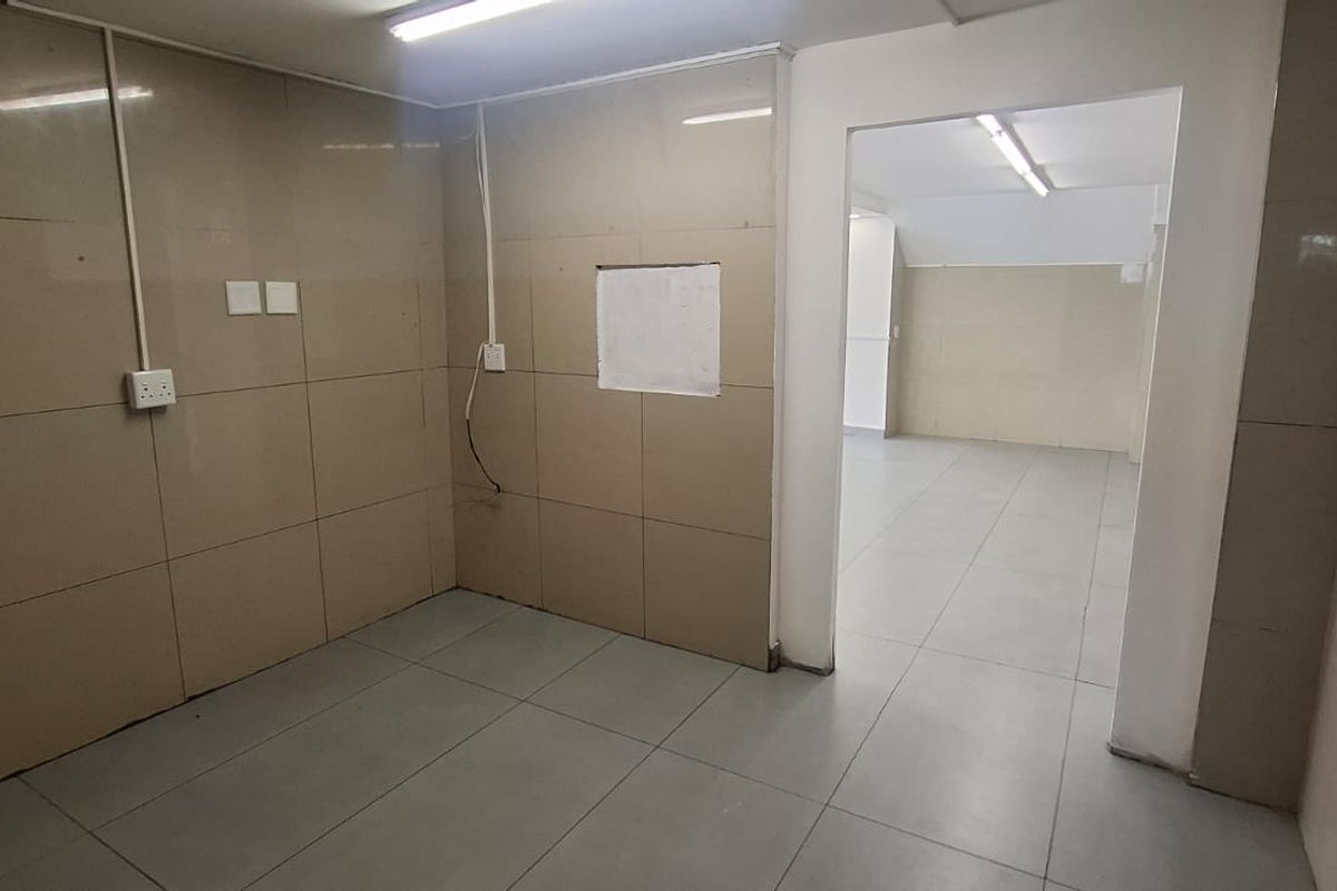 High Visibility Shop with Ample Parking in Westcliff Shopping Centre - Photo 5