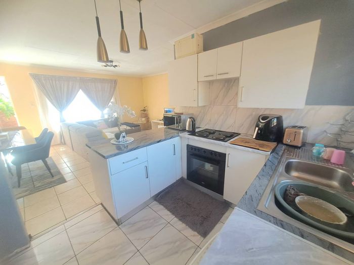 Property #2555220, Townhouse For Sale in Weavind Park