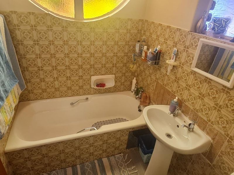 Spacious 4-Bedroom Family Home with Pool. - Photo 6