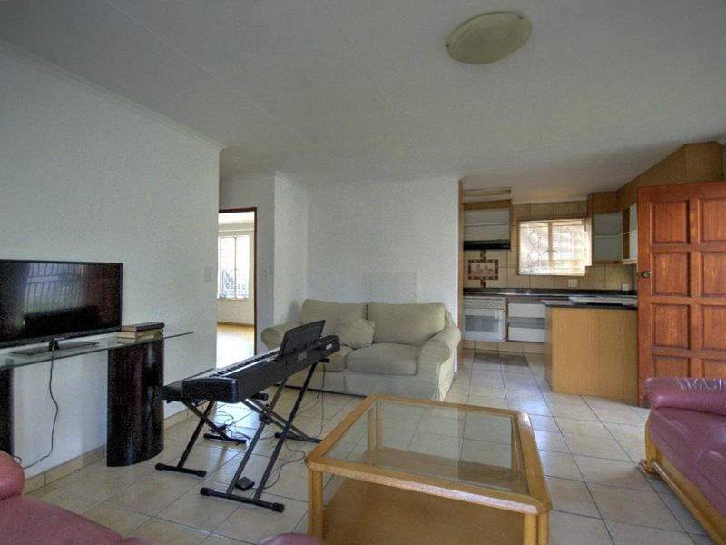 Giant family home with 2 bed- 2 bath cottage! - Photo 9